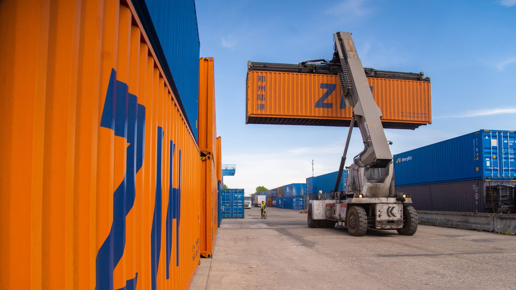 BVT предоставляет комплекс услуг: погрузка груза в контейнер, доставка по железной дороге на территории Беларуси и Польши